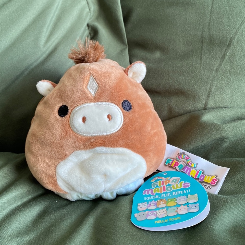 Harry and Rosie flip a mallows 5” squishmallow
